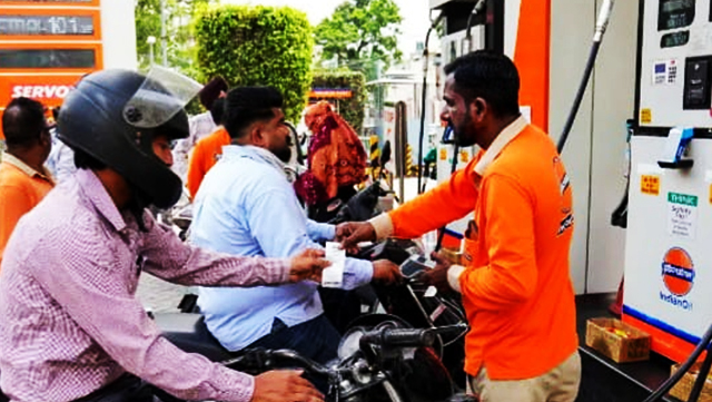 Petrol Pamp: নগদ লেনদেনে ফেরার হুঁশিয়ারি পেট্রোল পাম্প ডিলারদের!
